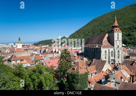 Vista la Chiesa Nera e la parte vecchia della città di Brasov, una città in Transilvania centrale regione della Romania. Foto Stock