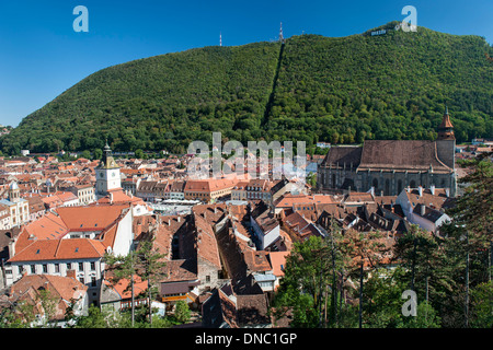 Vista la Chiesa Nera e la parte vecchia della città di Brasov, una città in Transilvania centrale regione della Romania. Foto Stock