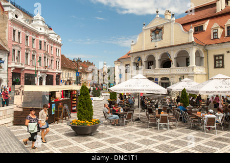 Il Museo della Storia (Județean Muzeul de Istorie) e pedoni in Brașov Piazza del Consiglio (Piața Sfatului) nella città vecchia a Bra Foto Stock