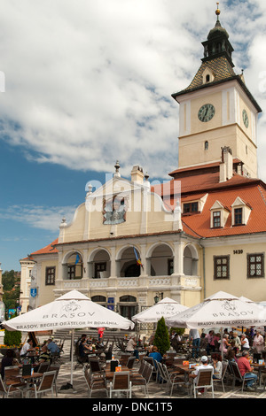 Il Museo della Storia (Județean Muzeul de Istorie) in Consiglio Brașov quadrato (Piața Sfatului) nella vecchia città di Brasov, Romania. Foto Stock