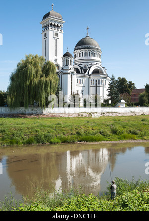 La Chiesa della Santa Trinità sul Târnava Mare River in Sighișoara nella regione della Transilvania del centro di Romania. Foto Stock