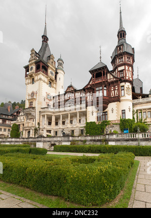 Peleș castello vicino Sinaia nei Carpazi nella regione della Transilvania del centro di Romania. Foto Stock