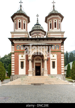 La grande chiesa (Biserica Mare) presso il Monastero di Sinaia in contea di Prahova nella regione della Transilvania del centro di Romania. Foto Stock