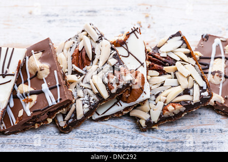 Un assortimento di caramello e cioccolato pezzi di corteccia per dessert Foto Stock