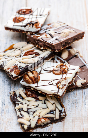 Un assortimento di caramello e cioccolato pezzi di corteccia per dessert Foto Stock