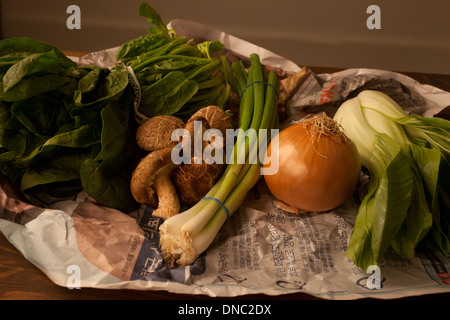 Vegetali di vita ancora stabiliti nella tabella Foto Stock