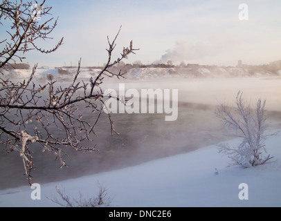 Una vista di Saskatoon Weir e il Sud del Fiume Saskatchewan su un inverno molto freddo giorno di Saskatoon, Saskatchewan, Canada. Foto Stock