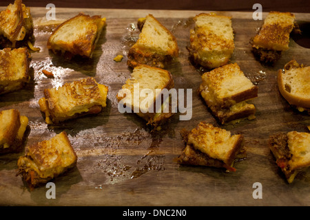 Dilania formaggio alla griglia panini sul taglio del legno bord Foto Stock