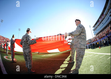 Las Vegas, NV, Stati Uniti d'America. Xxi Dec, 2013. Las Vegas NV. Noi soldati ruolo fuori una bandiera americana durante il Royal Purple Las Vegas Bowl college partita di calcio tra il Raschino di Fresno San Bulldogs e l'USC Trojans al Sam Boyd Stadium di Las Vegas NV. Giovanni verde/CSM/Alamy Live News Foto Stock