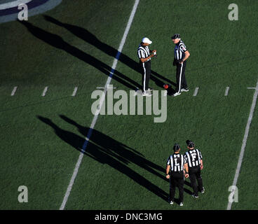 Las Vegas, NV, Stati Uniti d'America. Xxi Dec, 2013. Las Vegas NV. Gli arbitri durante il Royal Purple Las Vegas Bowl college partita di calcio tra il Raschino di Fresno San Bulldogs e l'USC Trojans al Sam Boyd Stadium di Las Vegas NV. Giovanni verde/CSM/Alamy Live News Foto Stock