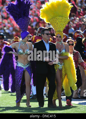 Las Vegas, NV, Stati Uniti d'America. Xxi Dec, 2013. Las Vegas NV. Vegas Showgirls durante il Royal Purple Las Vegas Bowl college partita di calcio tra il Raschino di Fresno San Bulldogs e l'USC Trojans al Sam Boyd Stadium di Las Vegas NV. Giovanni verde/CSM/Alamy Live News Foto Stock