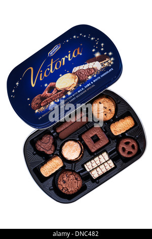 Una lattina di Mcvitie il Victoria biscotto biscotti di selezione su sfondo bianco Foto Stock