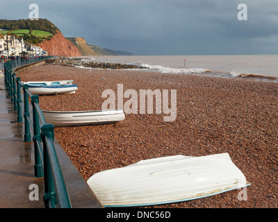 Barche sulla spiaggia di Sidmouth Devon England Regno Unito Europa Foto Stock