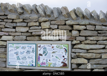 Nuova costruzione muro di pietra con le informazioni della placca. Foto Stock