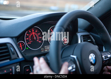 Primo piano della BMW Serie 3 F30 speedo del cruscotto Foto Stock