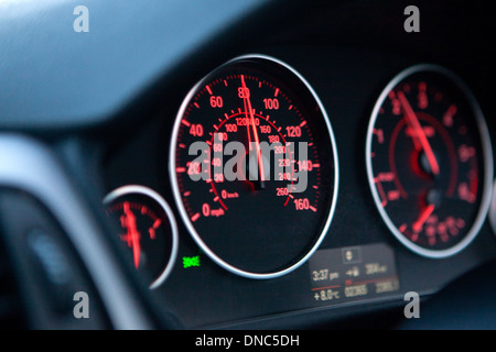 Primo piano della BMW Serie 3 F30 speedo del cruscotto Foto Stock