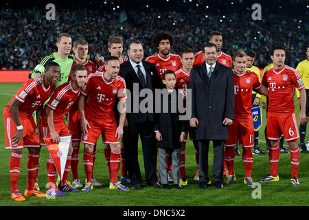 Marrakech, Marocco. Xxi Dec, 2013. Il re Mohammed VI del Marocco (C-L) e il team del Bayern Monaco di Baviera prima della FIFA Club World Cup finale di partita di calcio tra FC Bayern Monaco e Raja Casablanca presso il Club FIFA World Cup a Marrakech, Marocco, 21 dicembre 2013. Foto: David Ebener/dpa/Alamy Live News Foto Stock