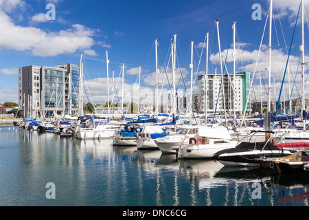 Barche in Sutton Harbour Marina Plymouth Devon England Regno Unito Europa Foto Stock