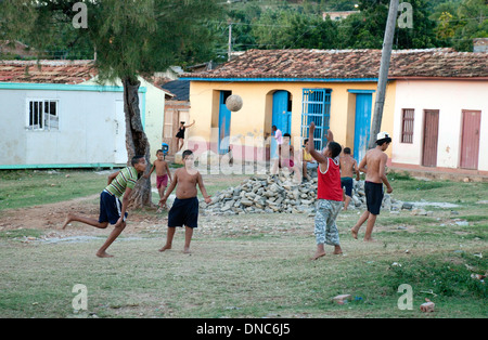 I bambini che giocano a calcio soccer , Trinidad, Cuba Caraibi America Latina Foto Stock