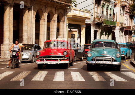 Vecchia auto americane a un attraversamento pedonale nel centro di Avana, Cuba, Caraibi, America Latina Foto Stock