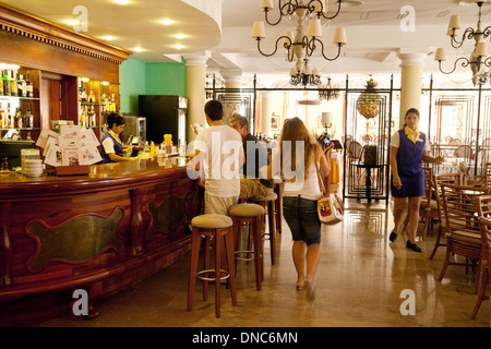 Il bar all'interno del lussuoso Hotel Iberostar Grand Hotel Trinidad, Cuba, Caraibi, America Latina Foto Stock