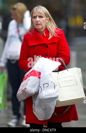 Cardiff, Galles, UK. 22 Dic, 2013. Christmas Shopper shopping per last minute presenta sotto la pioggia il 22 Dic, 2013 a Cardiff, nel Galles, UK. Gli acquirenti sono tenuti a trascorrere £12 miliardi di euro in quattro giorni. Foto: Matteo Horwood/Alamy Live News Foto Stock