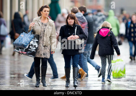 Cardiff, Galles, UK. 22 Dic, 2013. Christmas Shopper shopping per last minute presenta sotto la pioggia il 22 Dic, 2013 a Cardiff, nel Galles, UK. Gli acquirenti sono tenuti a trascorrere £12 miliardi di euro in quattro giorni. Foto: Matteo Horwood/Alamy Live News Foto Stock