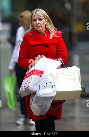 Cardiff, Galles, UK. 22 Dic, 2013. Christmas Shopper shopping per last minute presenta sotto la pioggia il 22 Dic, 2013 a Cardiff, nel Galles, UK. Gli acquirenti sono tenuti a trascorrere £12 miliardi di euro in quattro giorni. Foto: Matteo Horwood/Alamy Live News Foto Stock