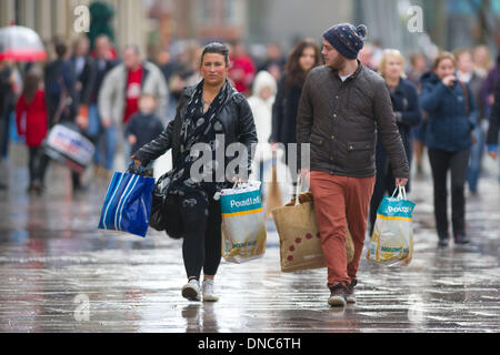 Cardiff, Galles, UK. 22 Dic, 2013. Christmas Shopper shopping per last minute presenta sotto la pioggia il 22 Dic, 2013 a Cardiff, nel Galles, UK. Gli acquirenti sono tenuti a trascorrere £12 miliardi di euro in quattro giorni. Foto: Matteo Horwood/Alamy Live News Foto Stock