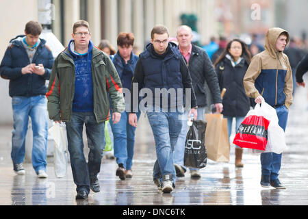 Cardiff, Galles, UK. 22 Dic, 2013. Christmas Shopper shopping per last minute presenta sotto la pioggia il 22 Dic, 2013 a Cardiff, nel Galles, UK. Gli acquirenti sono tenuti a trascorrere £12 miliardi di euro in quattro giorni. Foto: Matteo Horwood/Alamy Live News Foto Stock