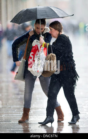 Cardiff, Galles, UK. 22 Dic, 2013. Christmas Shopper shopping per last minute presenta sotto la pioggia il 22 Dic, 2013 a Cardiff, nel Galles, UK. Gli acquirenti sono tenuti a trascorrere £12 miliardi di euro in quattro giorni. Foto: Matteo Horwood/Alamy Live News Foto Stock