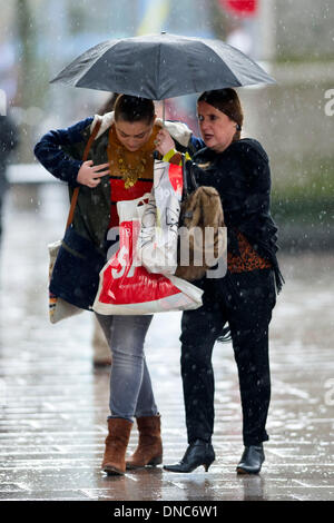 Cardiff, Galles, UK. 22 Dic, 2013. Christmas Shopper shopping per last minute presenta sotto la pioggia il 22 Dic, 2013 a Cardiff, nel Galles, UK. Gli acquirenti sono tenuti a trascorrere £12 miliardi di euro in quattro giorni. Foto: Matteo Horwood/Alamy Live News Foto Stock