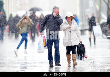 Cardiff, Galles, UK. 22 Dic, 2013. Christmas Shopper shopping per last minute presenta sotto la pioggia il 22 Dic, 2013 a Cardiff, nel Galles, UK. Gli acquirenti sono tenuti a trascorrere £12 miliardi di euro in quattro giorni. Foto: Matteo Horwood/Alamy Live News Foto Stock