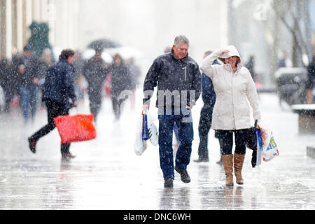 Cardiff, Galles, UK. 22 Dic, 2013. Christmas Shopper shopping per last minute presenta sotto la pioggia il 22 Dic, 2013 a Cardiff, nel Galles, UK. Gli acquirenti sono tenuti a trascorrere £12 miliardi di euro in quattro giorni. Foto: Matteo Horwood/Alamy Live News Foto Stock