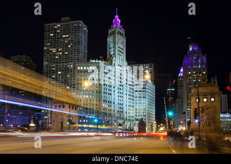 Chicago Rush Hour il traffico proveniente da abbassare Wacker Drive verso il Wrigley Building su Michigan Avenue in Illinois, Stati Uniti d'America Foto Stock