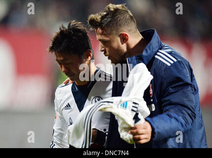 Norimberga, Germania. Xxi Dec, 2013. Di Norimberga Hiroshi Kiyotake e Per Nilsson (R) lascia il passo dopo la Bundesliga tedesca match tra 1. FC Norimberga e FC Schalke 04 a Grundig Stadium in Nuremberg, Germania, 21 dicembre 2013. Foto: Timm Schamberger /dpa/Alamy Live News Foto Stock