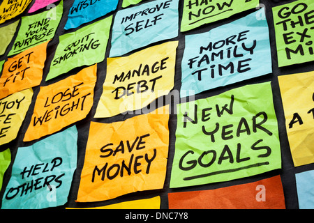Nuovo anno obiettivi o risoluzioni - colorata sticky notes su una lavagna Foto Stock