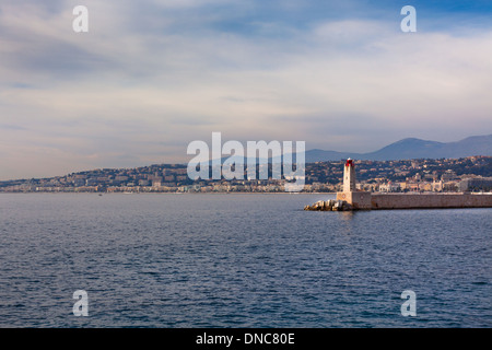 Vista sul faro e il molo di Nizza Costa Azzurra, Francia Foto Stock