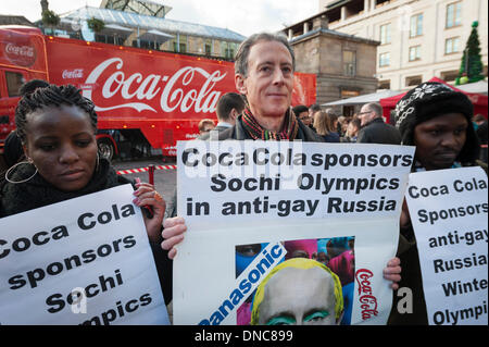 Il Covent Garden di Londra, Regno Unito. 22 Dic, 2013. LBGT manifestanti guidati da attivista per i diritti umani Peter Tatchell ha dimostrato in un pranzo Covent Garden di Londra. Il gruppo è contro Coco Cola è sponsor ufficiale delle Olimpiadi invernali che si terrà a Sochi contro lo sfondo di Putin di anti-gay legislazioni Credito: Lee Thomas/Alamy Live News Foto Stock