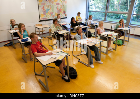 Ascolto di studenti in classe Foto Stock