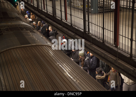 La quattordicesima St Union Square uptown subway piattaforma alla sera Rush Hour, NYC. Foto Stock