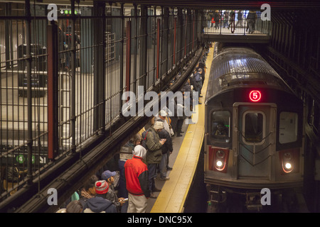 La quattordicesima St Union Square uptown subway piattaforma alla sera Rush Hour, NYC. Foto Stock