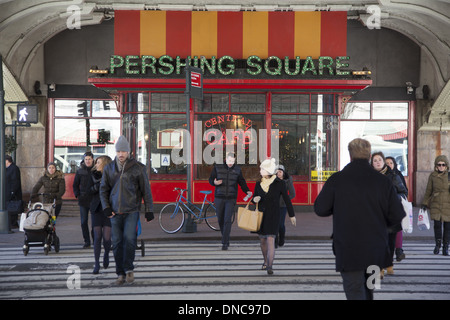 Guardando attraverso 42nd St a Pershing Square da Grand Central Station, New York City. Foto Stock