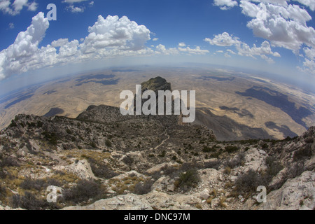 Questa vista si affaccia su El Capitan dal Texas' punto più in alto, Picco Guadalup., situato in Guadalup Mountains National Park. Foto Stock