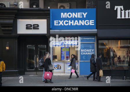 Internazionale di scambio di denaro lungo 34th Street a New York City. Foto Stock