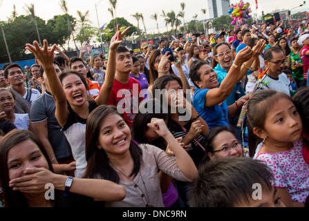 Manila, Filippine. 22 Dic, 2013. Ventole urlando come gli attori locali in cima galleggiante passa da durante la parata di stelle in 39th Metro Manila Film Festival (MMFF) vicino Quirino grandstand, Manila, Filippine, domenica 22 dicembre, 2013.Foto: Herman R. Lumanog/NurPhoto Credito: Herman R. Lumanog/NurPhoto/ZUMAPRESS.com/Alamy Live News Foto Stock