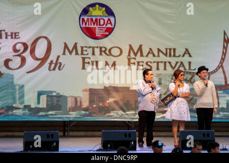 Manila, Filippine. 22 Dic, 2013. Programma ospita presentando gli attori come loro galleggiante arriva durante la parata di stelle in 39th Metro Manila Film Festival (MMFF) in Quirino grandstand, Manila, Filippine, domenica 22 dicembre, 2013.Foto: Herman R. Lumanog/NurPhoto Credito: Herman R. Lumanog/NurPhoto/ZUMAPRESS.com/Alamy Live News Foto Stock