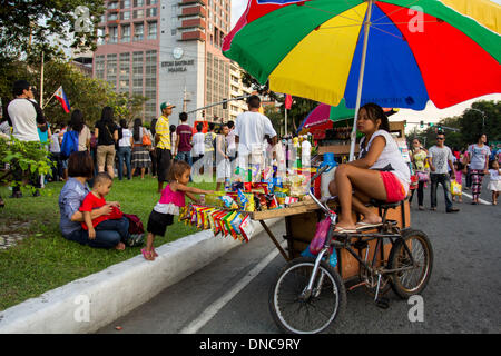 Manila, Filippine. 22 Dic, 2013. Un venditore ambulante con la sua bicicletta carrello durante la parata di stelle in Metro Manila Film Festival (MMFF) vicino Quirino grandstand, Manila, Filippine, domenica 22 dicembre, 2013.Foto: Herman R. Lumanog/NurPhoto Credito: Herman R. Lumanog/NurPhoto/ZUMAPRESS.com/Alamy Live News Foto Stock