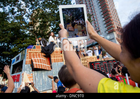 Manila, Filippine. 22 Dic, 2013. Un ventilatore ha preso le foto utilizzando il suo tablet presso gli attori locali in cima galleggiante durante la parata di stelle in 39th Metro Manila Film Festival (MMFF) vicino Quirino grandstand, Manila, Filippine, domenica 22 dicembre, 2013.Foto: Herman R. Lumanog/NurPhoto Credito: Herman R. Lumanog/NurPhoto/ZUMAPRESS.com/Alamy Live News Foto Stock