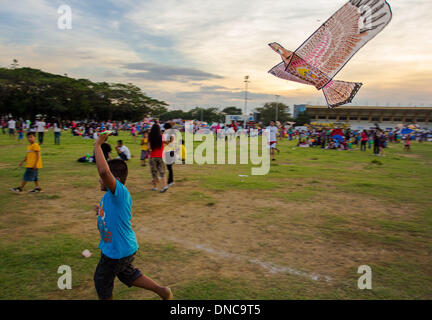 Manila, Filippine. 22 Dic, 2013. Un ragazzo battenti la sua kite davanti Quirino Grandstand durante la parata di stelle in Metro Manila Film Festival (MMFF) a Manila, Filippine, domenica 22 dicembre, 2013.Foto: Herman R. Lumanog/NurPhoto Credito: Herman R. Lumanog/NurPhoto/ZUMAPRESS.com/Alamy Live News Foto Stock